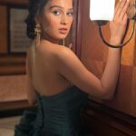Anushka Kaushik Instagram - Jo mehboob ko dekhe toh khuda ko bhul jaye… wo Ishq . . . . . #love #lovequotes #loveislove #shayari #shayarilover #ishq #emotional #loveable #anushkakaushik #makeup #dolledup #lights #mood #filmfare #redcarpet #night #fashion Taj Lands End, Mumbai