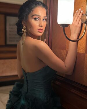 Anushka Kaushik Instagram - Jo mehboob ko dekhe toh khuda ko bhul jaye… wo Ishq
.
.
.
.
.
#love #lovequotes #loveislove #shayari #shayarilover #ishq #emotional #loveable #anushkakaushik #makeup #dolledup #lights #mood #filmfare #redcarpet #night #fashion