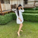 Anushka Kaushik Instagram - Mumma never allowed the rebellious kid to play in the garden while wearing white 👧🥹 . . . . . #whitedress #playtime #stillakid #childhood #childhoodmemories #parentslove #parenting #parents #anushkakaushik Banaras-E-Ishq
