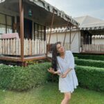 Anushka Kaushik Instagram - Mumma never allowed the rebellious kid to play in the garden while wearing white 👧🥹 . . . . . #whitedress #playtime #stillakid #childhood #childhoodmemories #parentslove #parenting #parents #anushkakaushik Banaras-E-Ishq