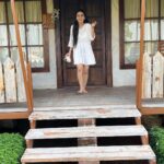 Anushka Kaushik Instagram - Mumma never allowed the rebellious kid to play in the garden while wearing white 👧🥹 . . . . . #whitedress #playtime #stillakid #childhood #childhoodmemories #parentslove #parenting #parents #anushkakaushik Banaras-E-Ishq