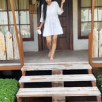 Anushka Kaushik Instagram - Mumma never allowed the rebellious kid to play in the garden while wearing white 👧🥹 . . . . . #whitedress #playtime #stillakid #childhood #childhoodmemories #parentslove #parenting #parents #anushkakaushik Banaras-E-Ishq