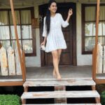 Anushka Kaushik Instagram - Mumma never allowed the rebellious kid to play in the garden while wearing white 👧🥹 . . . . . #whitedress #playtime #stillakid #childhood #childhoodmemories #parentslove #parenting #parents #anushkakaushik Banaras-E-Ishq