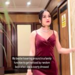 Anushka Kaushik Instagram - Caught red-handed? 🥶 . . . #familyfunction #getreadywithme #glam #glamour #glammakeup #glamourous #glamourgirl #weddingdress #weddingwear #anushkakaushik