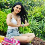 Anushka Kaushik Instagram - Grass is GREEN White kapde dhone ke lie use karo RIN . . . . #beachshoot #beachvibes #greengrass #shoottime #musicvideo #shortfilm #keralatourism #varkalabeach #AnushkaKaushik