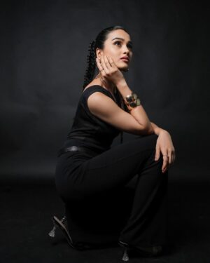 Anushka Kaushik Instagram - Black is my happy color ✔️
.
.
Studio : @filmygyan 
Captured by : @anshul.varshney_ 
Edit by: @amirkhan_editz
HMU by: @upasana.chh__ 
Styled by : @ruchitasharma27 
.
.
#black #blacklove #bnw #bnwmood #bnwphotography #blackandwhitephoto #blackandwhiteonly #photoshoot #photoshooting #photoshootday #modelshoot #modeling #studioshoot #studioshooting #anushkakaushik