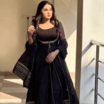Anushka Kaushik Instagram - उम्र उम्रभर ना रहे तो क्या सादगी तो साथ निभाएगी🖤 . . Outfit: @gillorisocial @zaamo.official Hmu: @gracy_makeovers Photography: @hardikgambhir . . . #blackdress #blackcolor #blackcolour #mood #elegant #elegantstyle #simplicity #traditionalwear #anushkakaushik