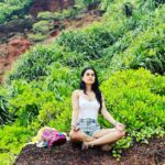 Anushka Kaushik Instagram - Grass is GREEN White kapde dhone ke lie use karo RIN . . . . #beachshoot #beachvibes #greengrass #shoottime #musicvideo #shortfilm #keralatourism #varkalabeach #AnushkaKaushik
