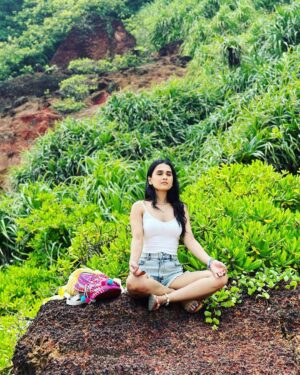Anushka Kaushik Instagram - Grass is GREEN 
White kapde dhone ke lie use karo RIN
.
.
.
.
#beachshoot #beachvibes #greengrass #shoottime #musicvideo #shortfilm #keralatourism #varkalabeach #AnushkaKaushik