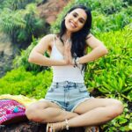 Anushka Kaushik Instagram - Grass is GREEN White kapde dhone ke lie use karo RIN . . . . #beachshoot #beachvibes #greengrass #shoottime #musicvideo #shortfilm #keralatourism #varkalabeach #AnushkaKaushik