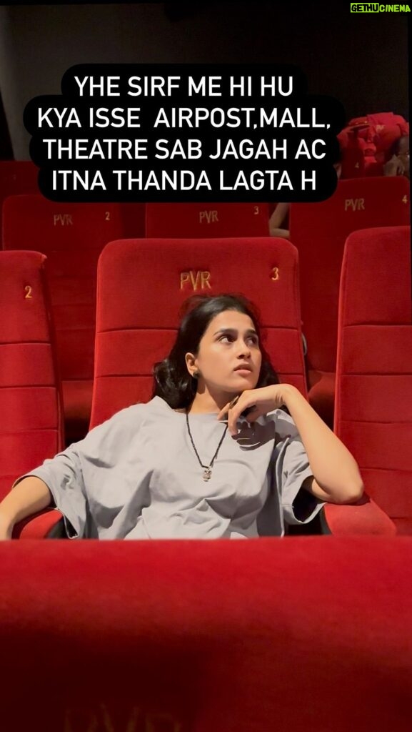Anushka Kaushik Instagram - Yhe AC ka remote kiske pass hai 😤 . . . . #theatre #movie #datenight #funnyvideo #toocold #cinema #cinemahall #airport #movies #cold #chilled #anushkakaushik
