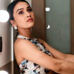 Anushka Kaushik Instagram - Hum labo se keh na pae unse haal-e-dil kabhi🥺 . . Styled by- @thisisarpitaaa Makeup by- @upasana.chh__ Hair by- @rimpisharma102 Team- @hardikgambhir @ashishsinghtriumph @aayush13chhabra . #shootday #shoottime #shootmode #light #yellowlight #tkss #thekapilsharmashow #vanitymakeup #vanitymirror #anushkakaushik Mumbai, Maharashtra