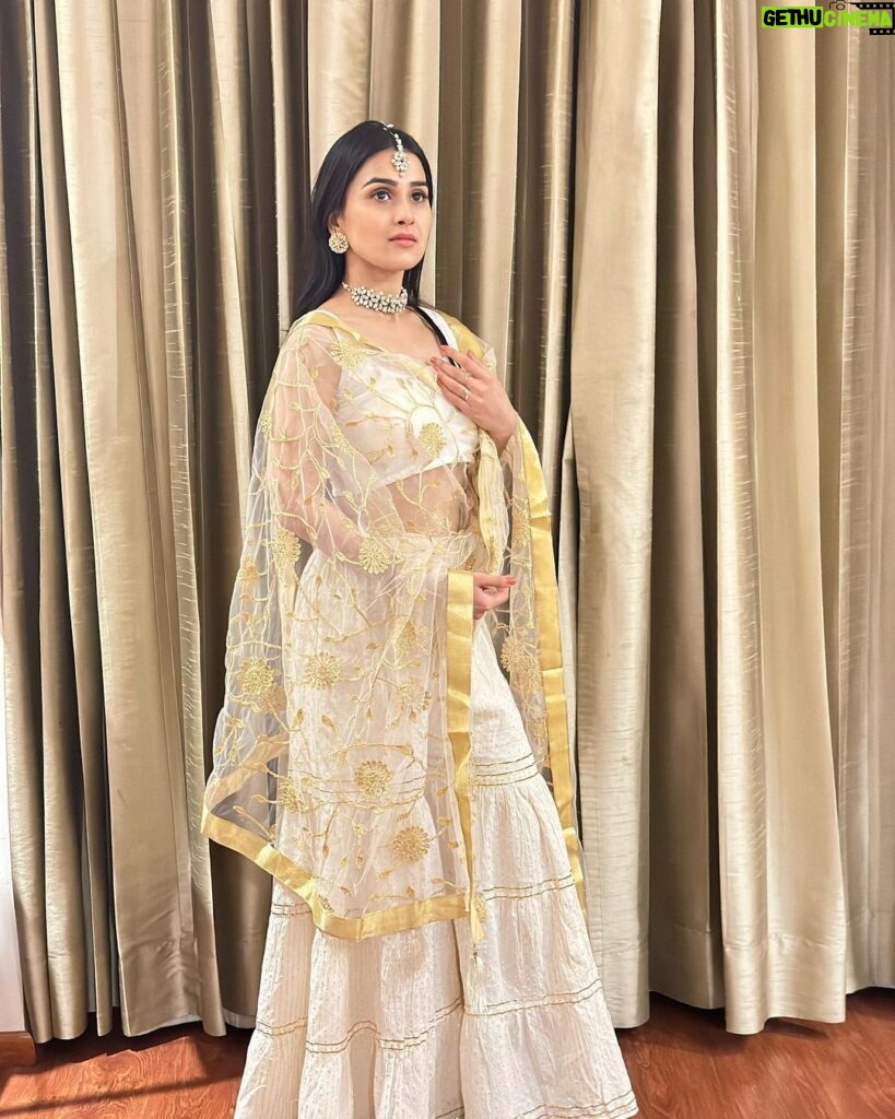 Anushka Kaushik Instagram - Got extra ready for 500k ❣️ . . . . #whitedress #weddingwear #weddingdress #indianoutfit #indianoutfits #ootdfashion #outfitoftheday #anushkakaushik