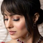 Aparna Dixit Instagram – Laal Ishq❤️

Shoot concept & creative Direction: 
@thebridesofindia @mansidhanak
Hair by: @makeupbypompy
Makeup by: @mallika_bhat
Makeup products:
@Nourrbymallikabhat
On set styling: @stylebysugandhasood
Location: @westinmumbaipowai
Outfit: @Premyabymanishii
Jewellery: @rimayuO7
Photography by: @harshphotography11
Production: @mansidhanak @vinavb @mehtaakshit @revurgeofficial

#Thebridesofindia ❤️🧿✨✨ The Westin Mumbai Powai Lake