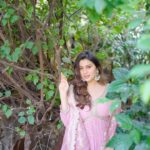 Aparna Dixit Instagram - Dil tere bin kahin lagta nahin, waqt guzarta nahin! 🩷 Wearing @panna.in Styled by @yourstylistforever Beautifully captured by @rohitgaikwadfilms HMU @makeupstorybyroma