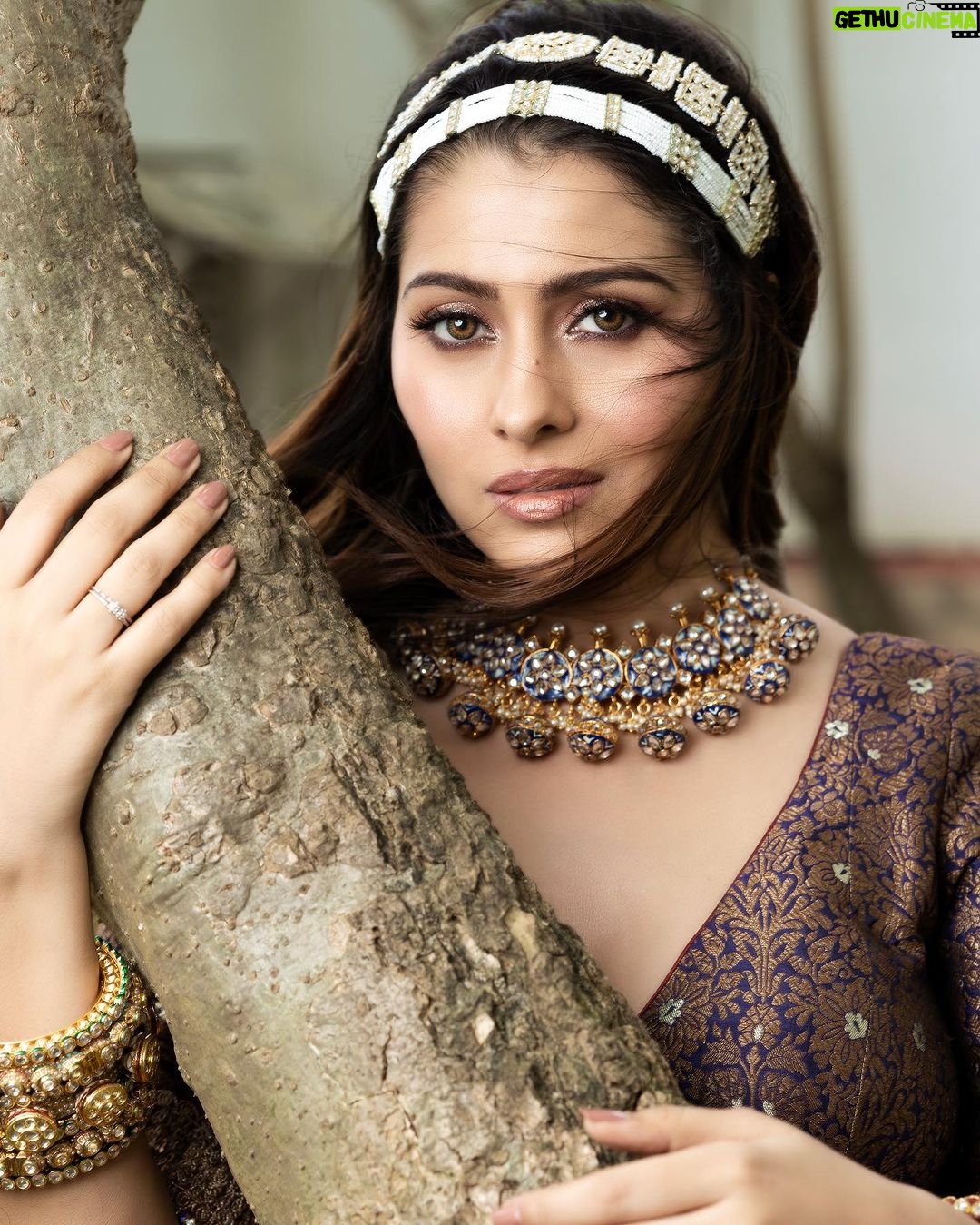 Aparna Dixit Instagram - ✨ Shoot Concept & Creative Direction: @thebridesofindia @mansidhanak Hair & Makeup by: @makeupbypompy Makeup products: @nourrbymallikabhat On set styling: @stylebysugandhasood Location: @westinmumbaipowai 📍 Outfit: @rockystarofficial Jewellery: @rimayuO7 Photography by: @harshphotography11 Production: @mansidhanak @vinavb @mehtaakshit The Westin Mumbai Powai Lake
