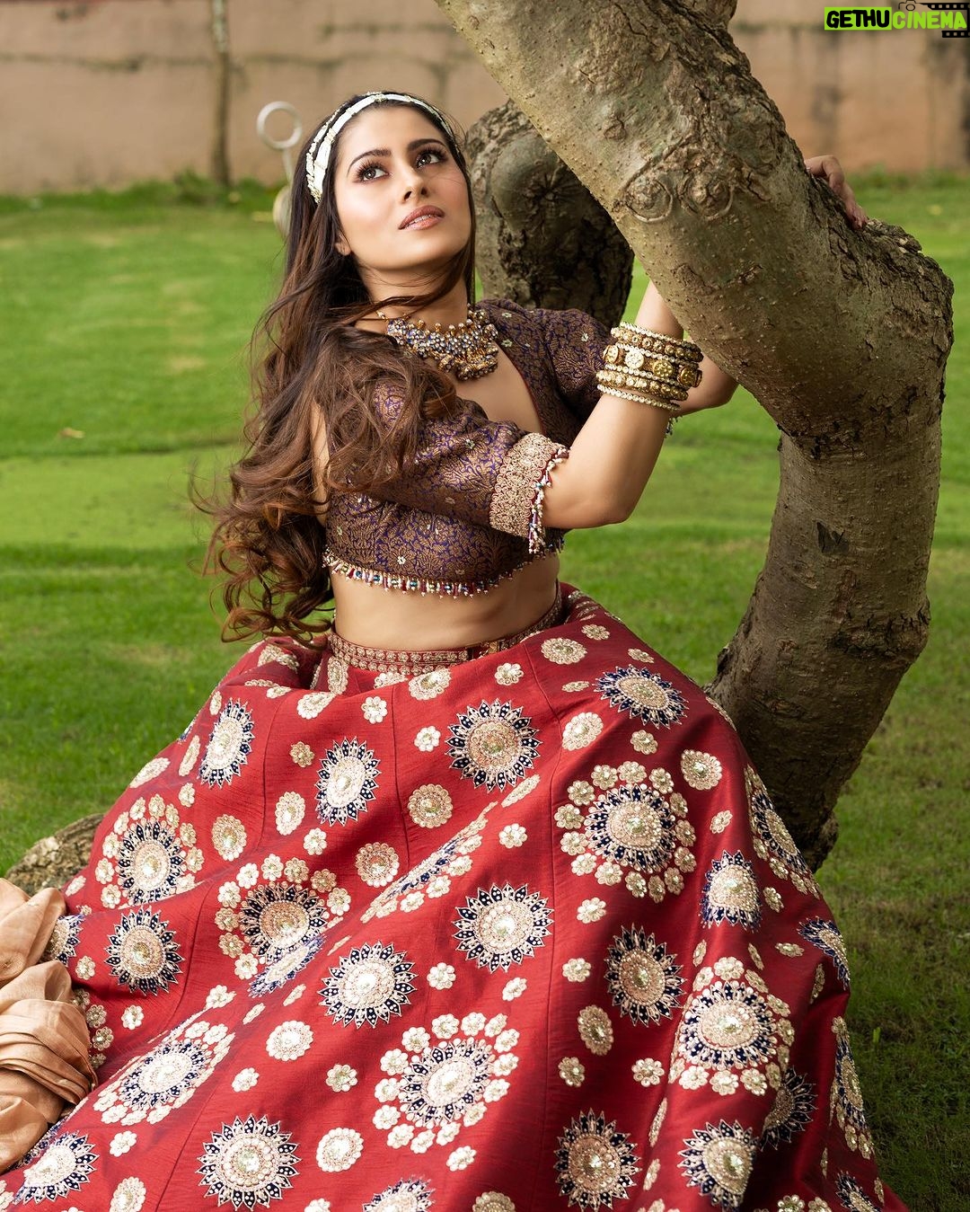 Aparna Dixit Instagram - ✨ Shoot Concept & Creative Direction: @thebridesofindia @mansidhanak Hair & Makeup by: @makeupbypompy Makeup products: @nourrbymallikabhat On set styling: @stylebysugandhasood Location: @westinmumbaipowai 📍 Outfit: @rockystarofficial Jewellery: @rimayuO7 Photography by: @harshphotography11 Production: @mansidhanak @vinavb @mehtaakshit The Westin Mumbai Powai Lake
