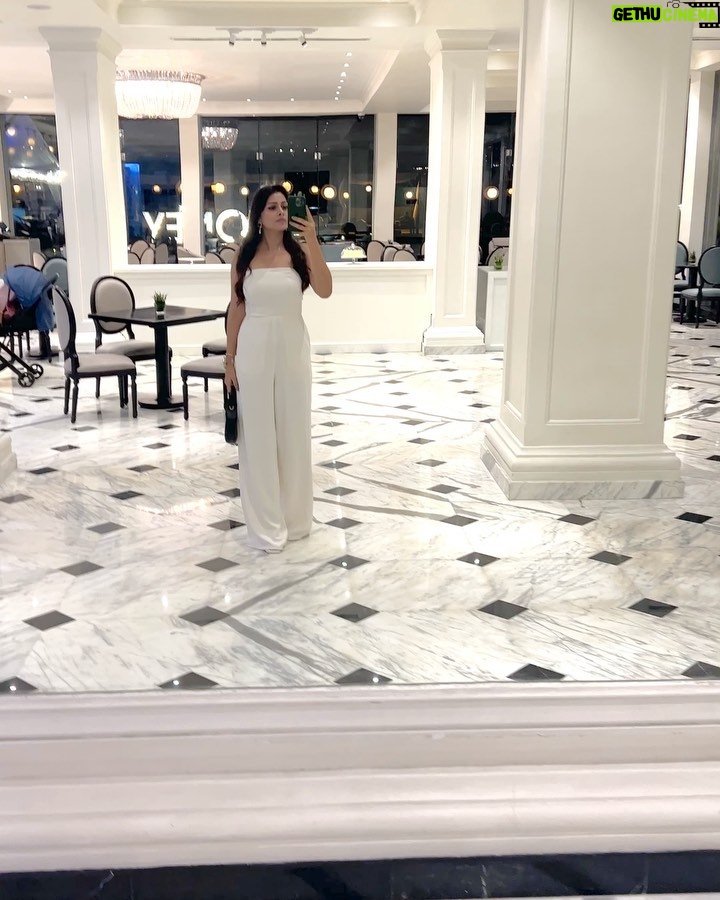 Aparna Dixit Instagram - Can’t ever go wrong with white 🤍 Colombo, Sri Lanka