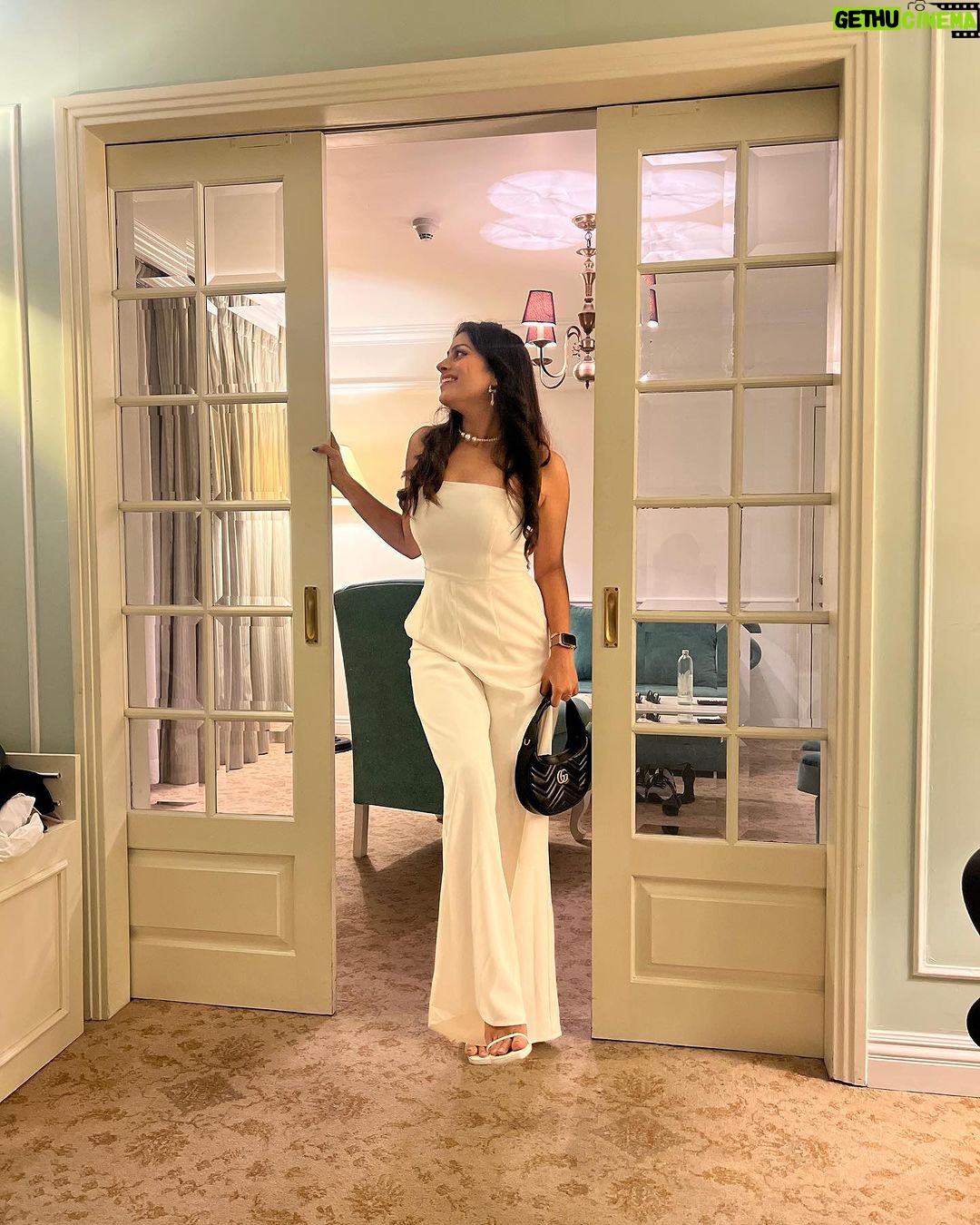 Aparna Dixit Instagram - Can’t ever go wrong with white 🤍 Colombo, Sri Lanka