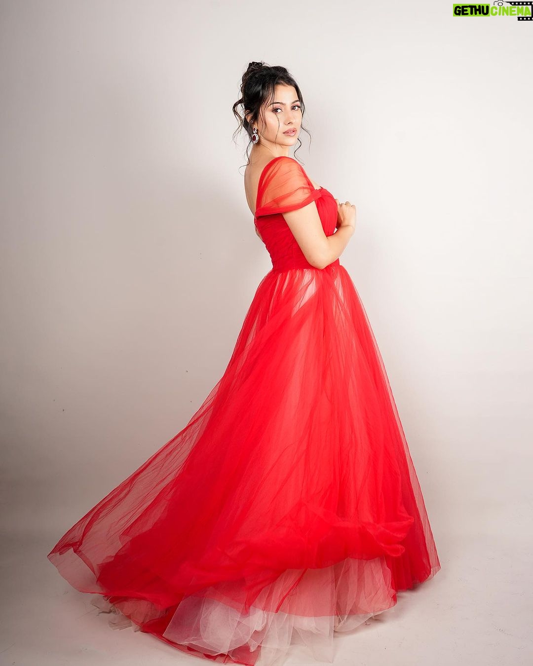 Aparna Dixit Instagram - For Lokmat most stylish awards 2023 ✨ . . Outfit @datetheramp Styled by @yourstylistforever Outfit PR @littlepuffsofhappiness Earrings @putstyle07 Makeup @smitartist Hair @nidhiiigada Clicked by @sagarfilms194 Studio @s3.mumbai