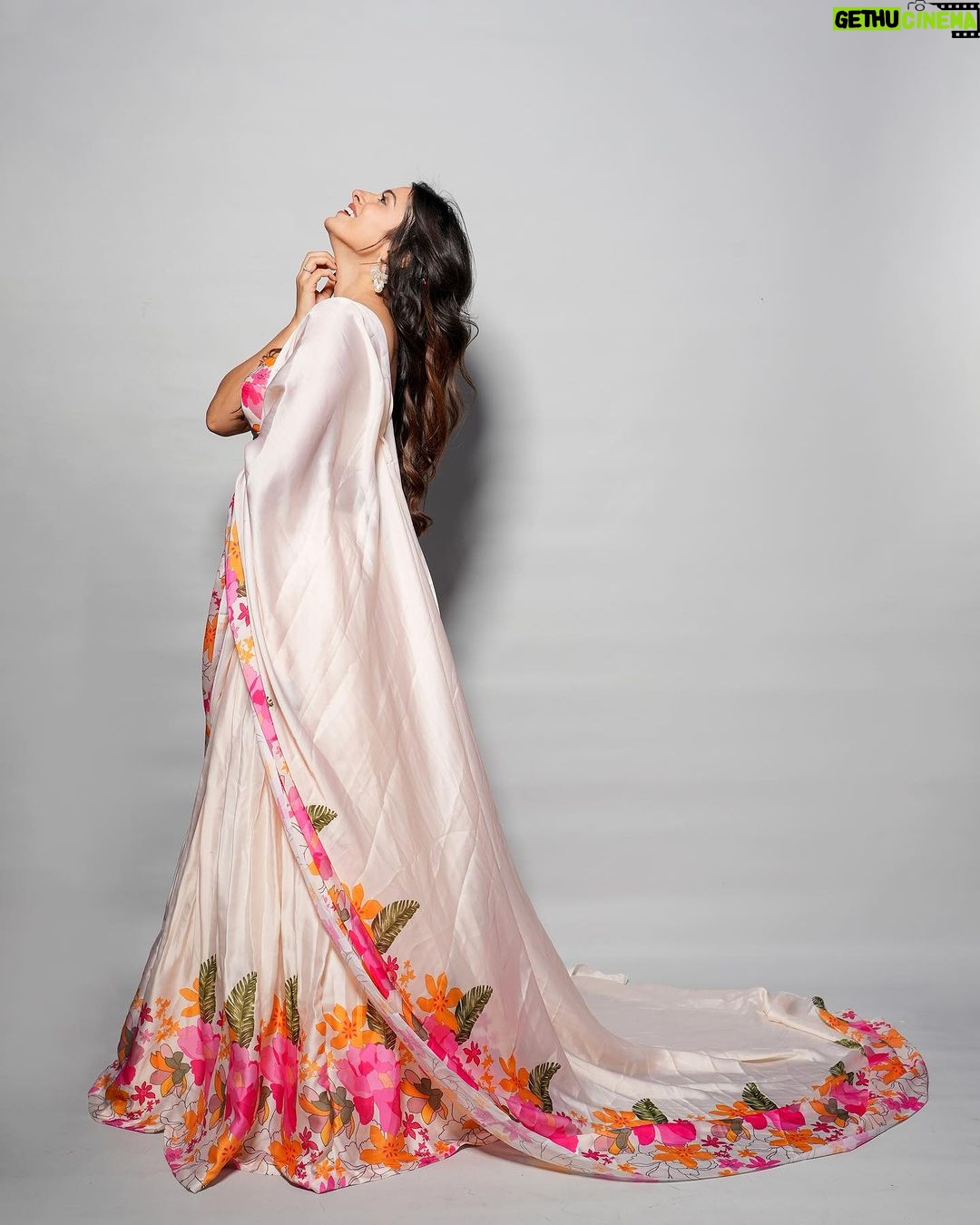 Aparna Dixit Instagram - 🌷 . . Wearing @the_adhya_designer Earrings @cherryblossoms.designs HMU @makeupstorybyroma Clicked by @sagarfilms194 Location @s3.mumbai