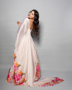 Aparna Dixit Instagram - 🌷 . . Wearing @the_adhya_designer Earrings @cherryblossoms.designs HMU @makeupstorybyroma Clicked by @sagarfilms194 Location @s3.mumbai