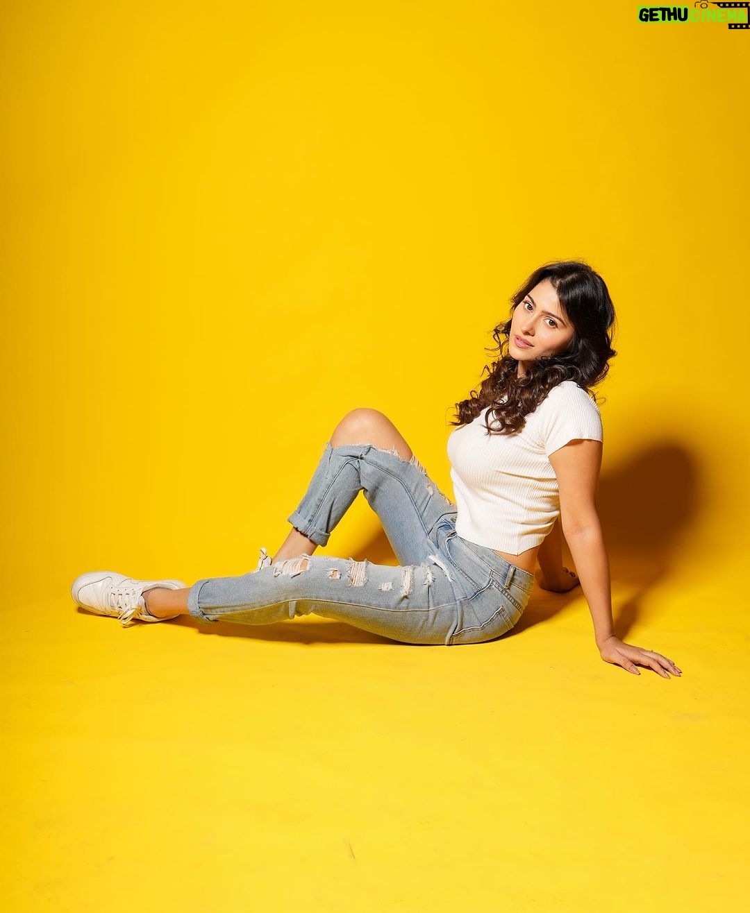 Aparna Dixit Instagram - Caption this! . . HMU @makeupstorybyroma Clicked by @sagarfilms194 Studio @s3.mumbai