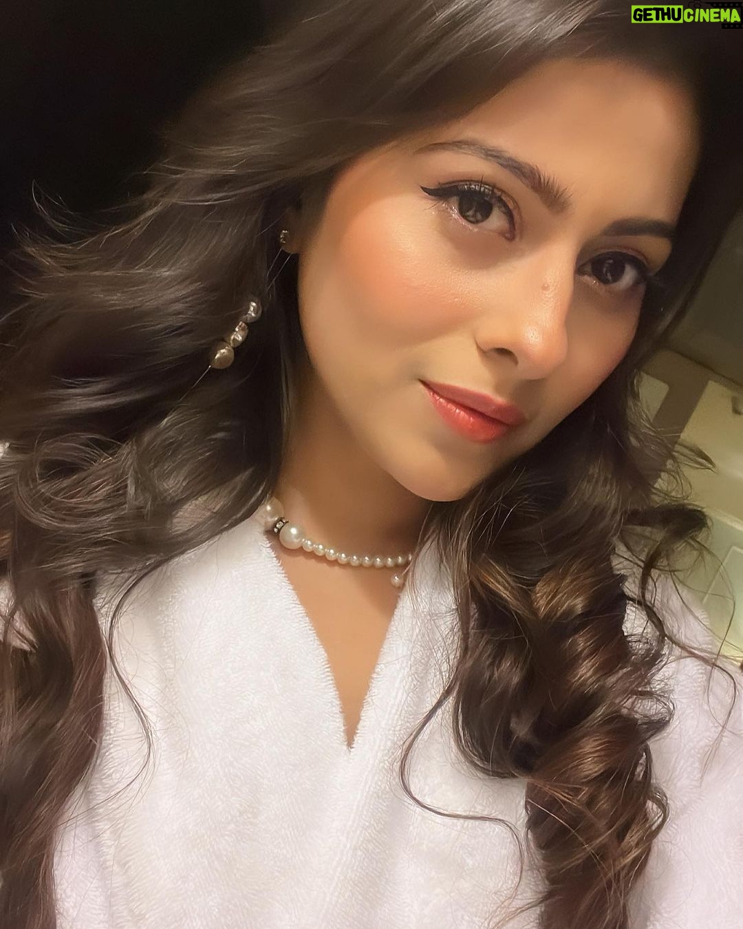 Aparna Dixit Instagram - Selfies >>>>> Felt cute might delete later.