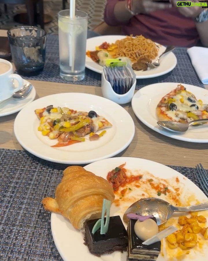 Aparna Dixit Instagram - Feasting is our fav thing to do together 🥘 🍲 ☕️ . . . Heels @shopgnist Dress @thenewbold.in Styled by @yourstylistforever