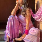 Aparna Dixit Instagram - This outfit and this song, made for each other. Ye suit hi kuch aisa hai 💜 @thechikanlabel