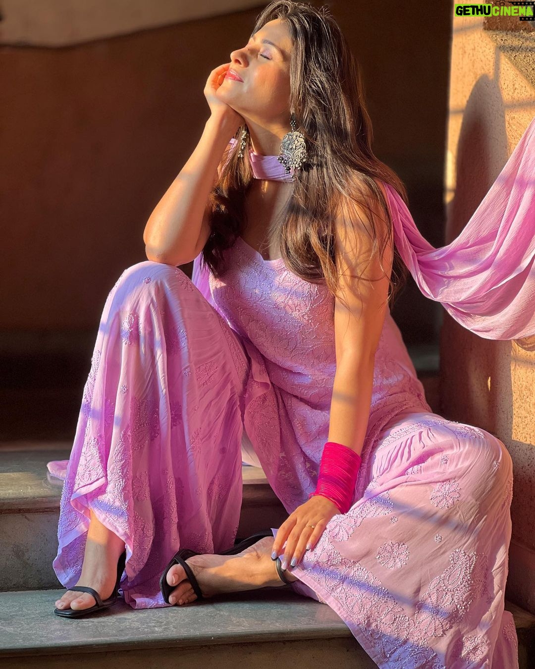 Aparna Dixit Instagram - This outfit and this song, made for each other. Ye suit hi kuch aisa hai 💜 @thechikanlabel