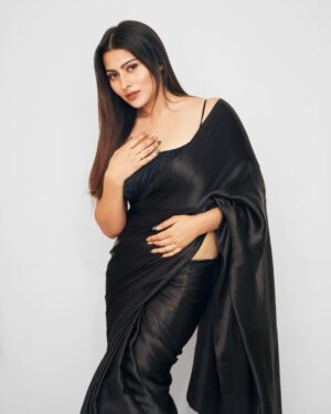 Aparna Dixit Instagram - Magic in black 🪄 
.
.
📷 @trueclick01 
HMU @makeupstorybyroma