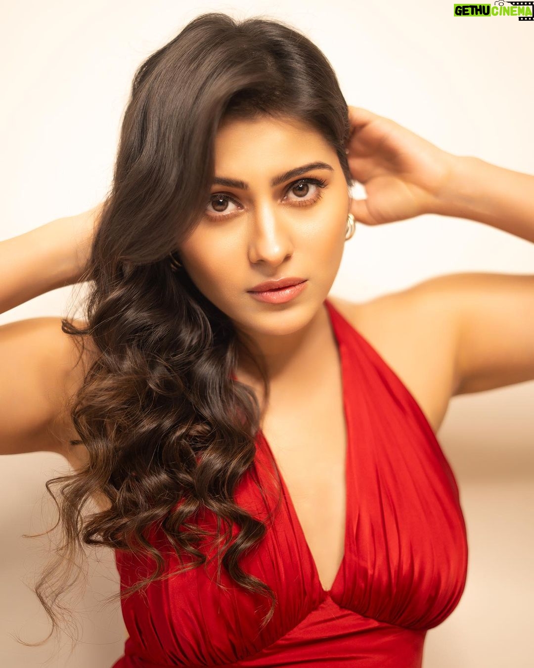 Aparna Dixit Instagram - Smiling through it all 😇 . . 📷 @sudopicia HMU @makeupstorybyroma