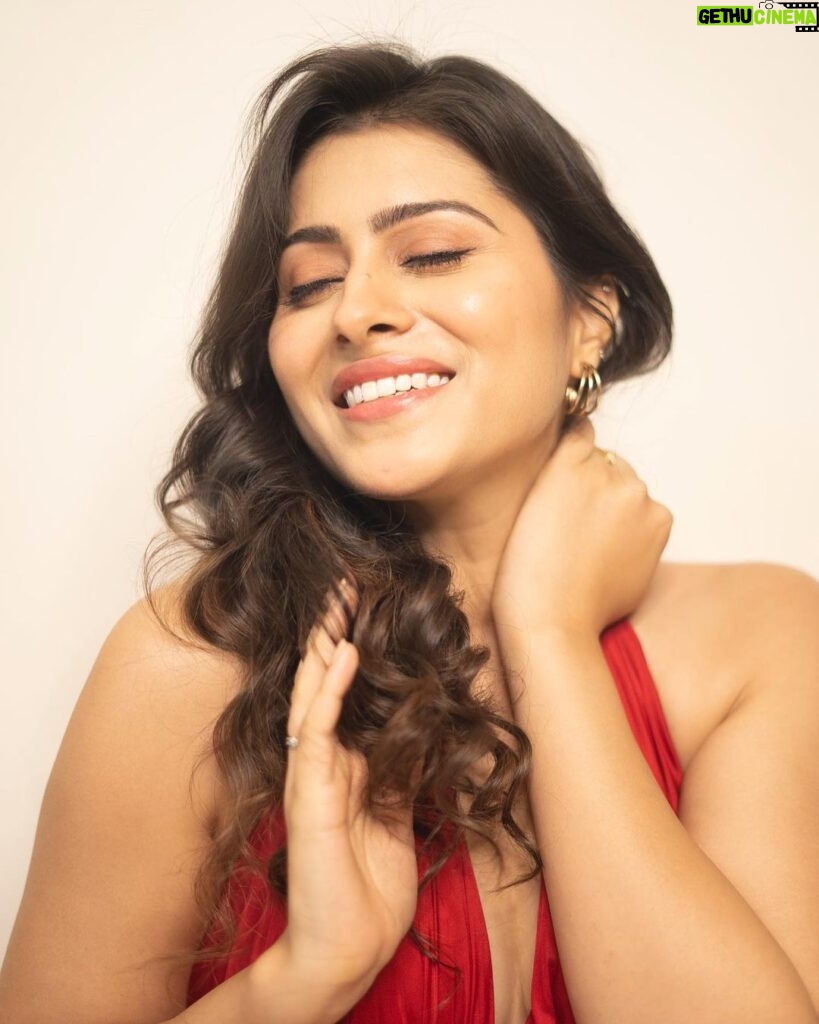 Aparna Dixit Instagram - Smiling through it all 😇 . . 📷 @sudopicia HMU @makeupstorybyroma