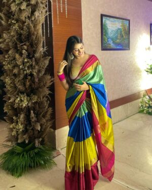 Aparna Dixit Instagram - Six yards of elegance. ✨ 
To finally learning how to drape my own saree♥️