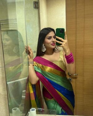 Aparna Dixit Instagram - Six yards of elegance. ✨ 
To finally learning how to drape my own saree♥️