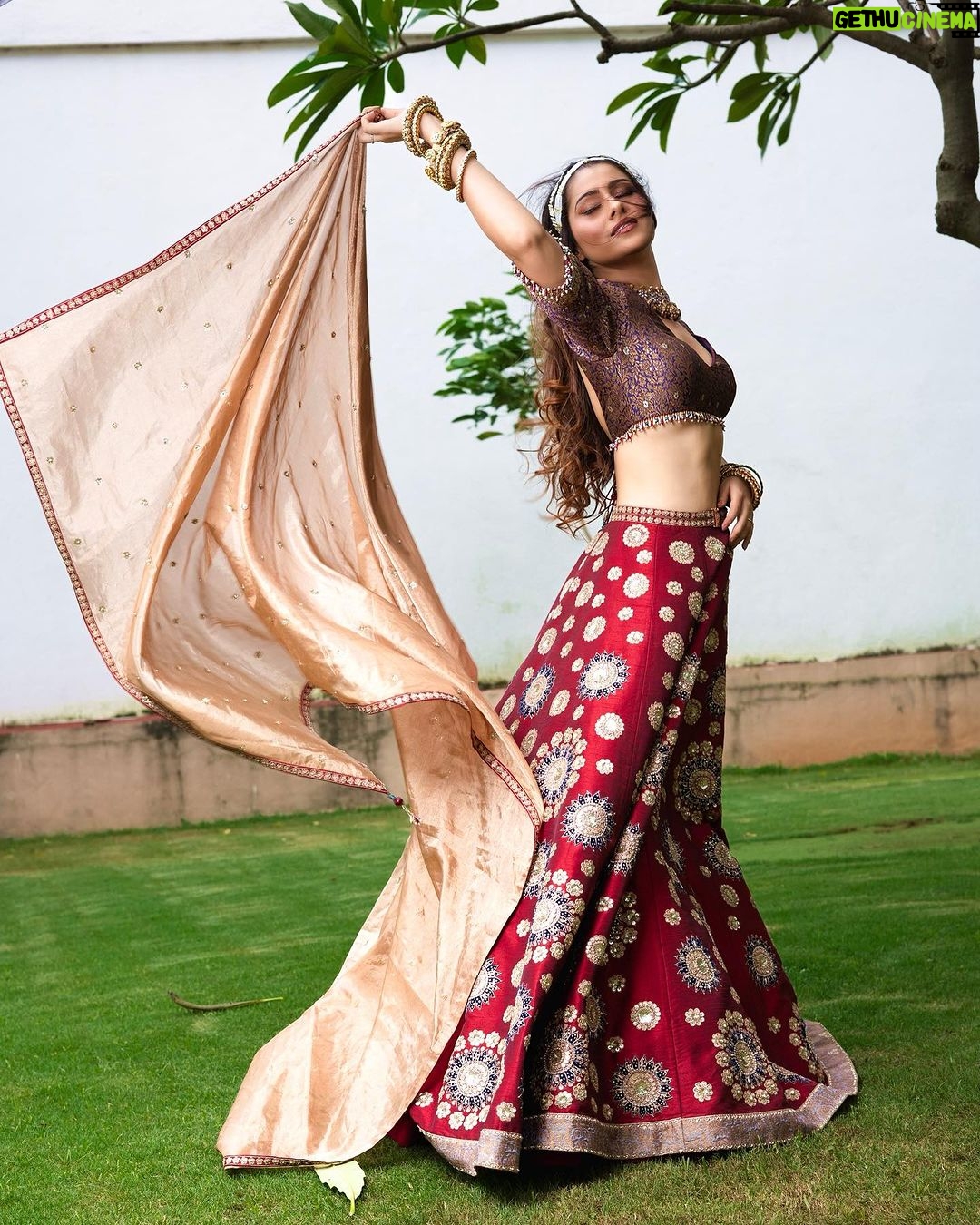 Aparna Dixit Instagram - 🌹 Shoot Concept & Creative Direction: @thebridesofindia @mansidhanak Hair & Makeup by: @makeupbypompy Makeup products: @nourrbymallikabhat On set styling: @stylebysugandhasood Location: @westinmumbaipowai 📍 Outfit: @rockystarofficial Jewellery: @rimayuO7 Photography by: @harshphotography11 Production: @mansidhanak @vinavb @mehtaakshit The Westin Mumbai Powai Lake