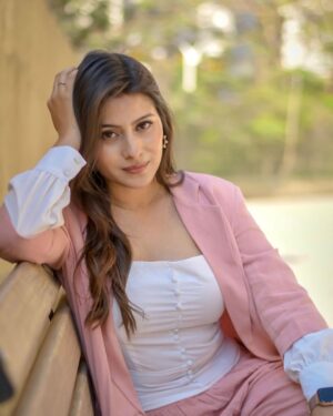 Aparna Dixit Instagram - Train your mind to have more faith than fear. ✨
.
Shot by @shutterjuicestudio 
Wearing @shop.dlanxa 
Styled by @styling.your.soul
