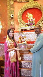 Aparna Dixit Instagram - Amazing experience of visiting Bhausaheb Rangari Ganpati. Glad to know its history of being India’s first sarvajanic Ganesh mandal..!!🌺😇 @punitbalan @bhaurangari . . Vc ;- @swappygraphy . . #Bhaurangari #punitbalan #Bhausahebrangariganpatitrust #pune