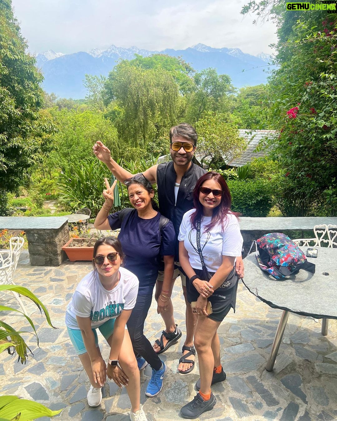 Aparna Dixit Instagram - The simple life.🏔️♥️🧘♀️ Just few close friends, fresh air, happy thoughts and a lot of laughter. Andretta, Himachal Pradesh