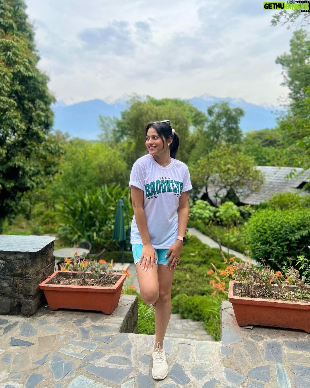 Aparna Dixit Instagram - The simple life.🏔️♥️🧘♀️ Just few close friends, fresh air, happy thoughts and a lot of laughter. Andretta, Himachal Pradesh