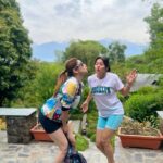 Aparna Dixit Instagram - The simple life.🏔️♥️🧘‍♀️ Just few close friends, fresh air, happy thoughts and a lot of laughter. Andretta, Himachal Pradesh