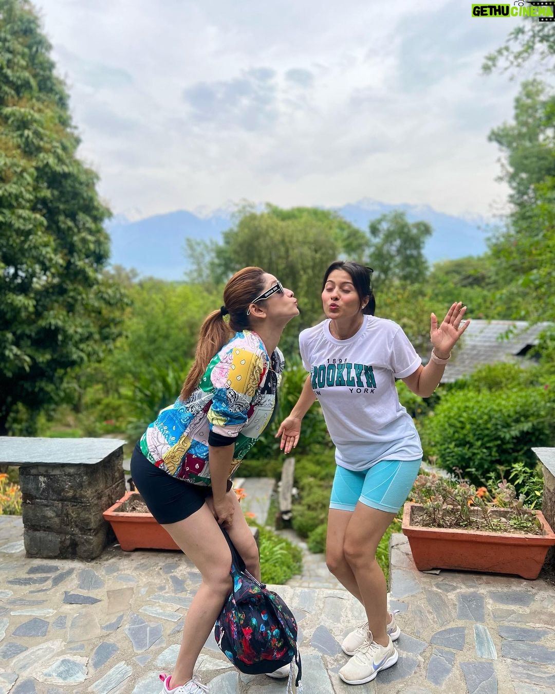 Aparna Dixit Instagram - The simple life.🏔️♥️🧘♀️ Just few close friends, fresh air, happy thoughts and a lot of laughter. Andretta, Himachal Pradesh