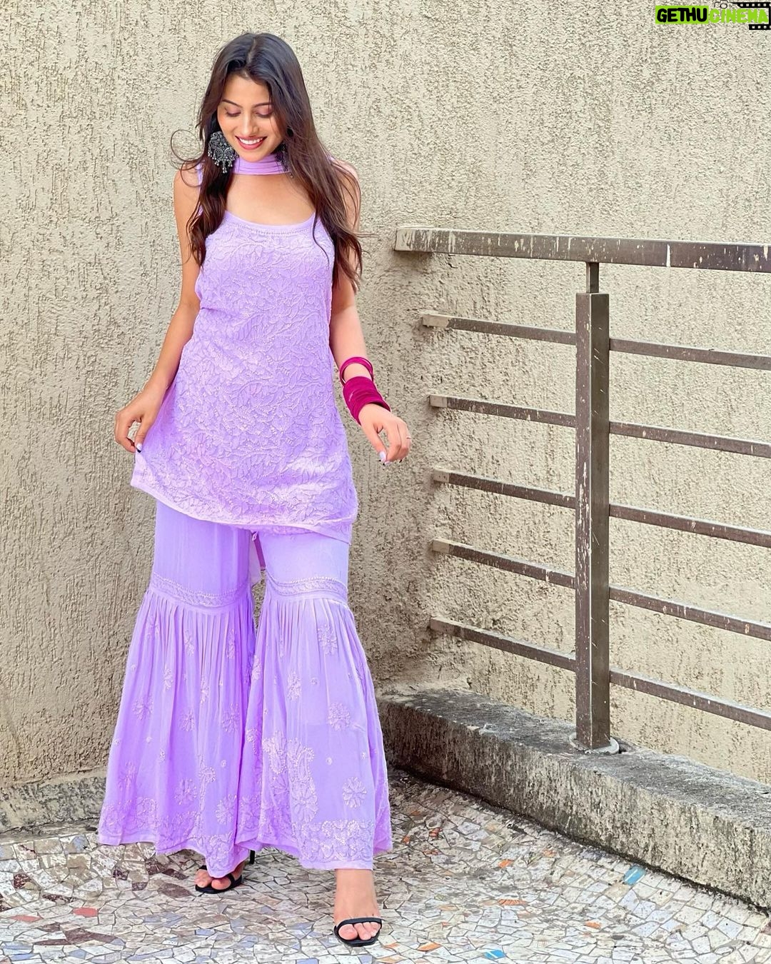 Aparna Dixit Instagram - Are re are banta hai toh Ban jaye afsana 💜 🎵 . . Wearing @thechikanlabel