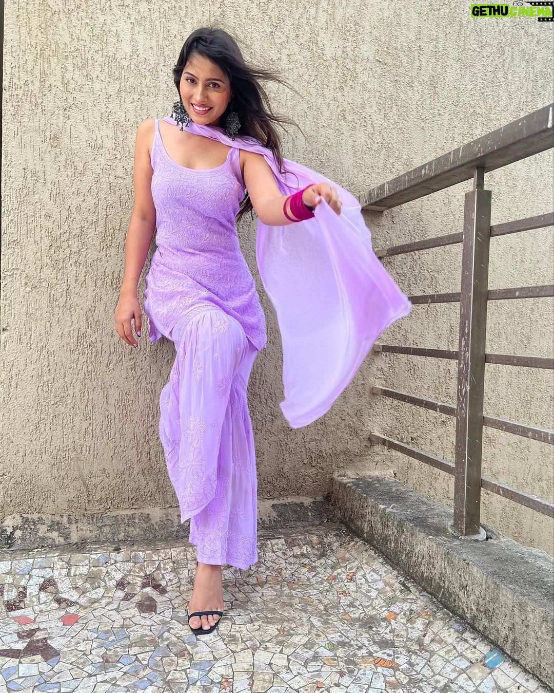 Aparna Dixit Instagram - Are re are banta hai toh Ban jaye afsana 💜 🎵 . . Wearing @thechikanlabel