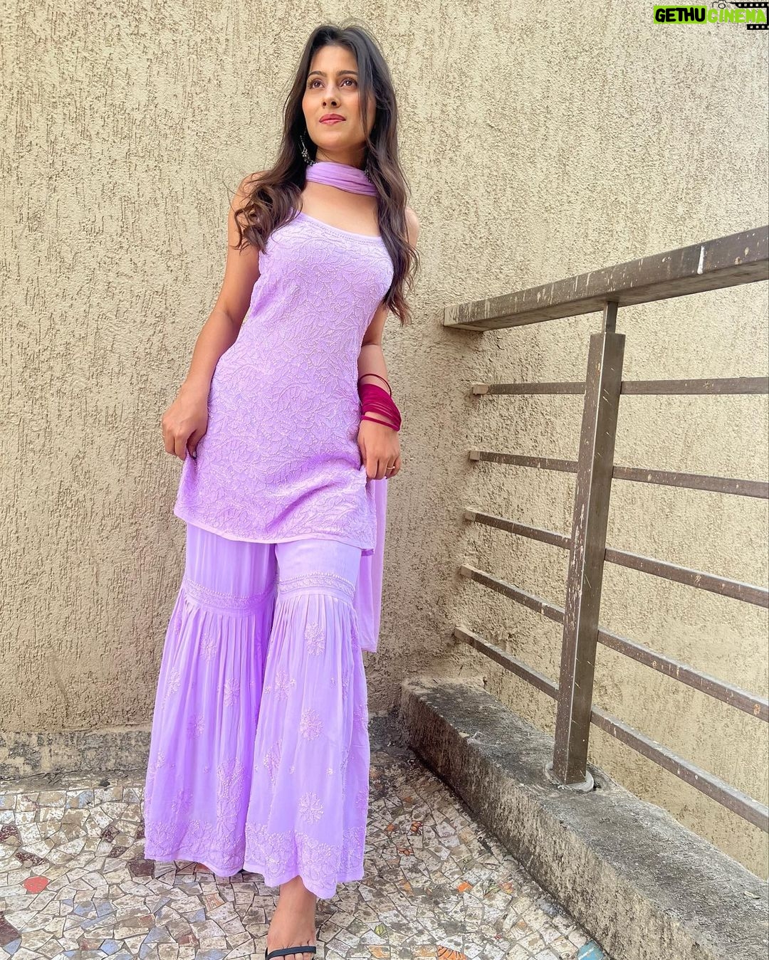 Aparna Dixit Instagram - Are re are banta hai toh Ban jaye afsana 💜 🎵 . . Wearing @thechikanlabel