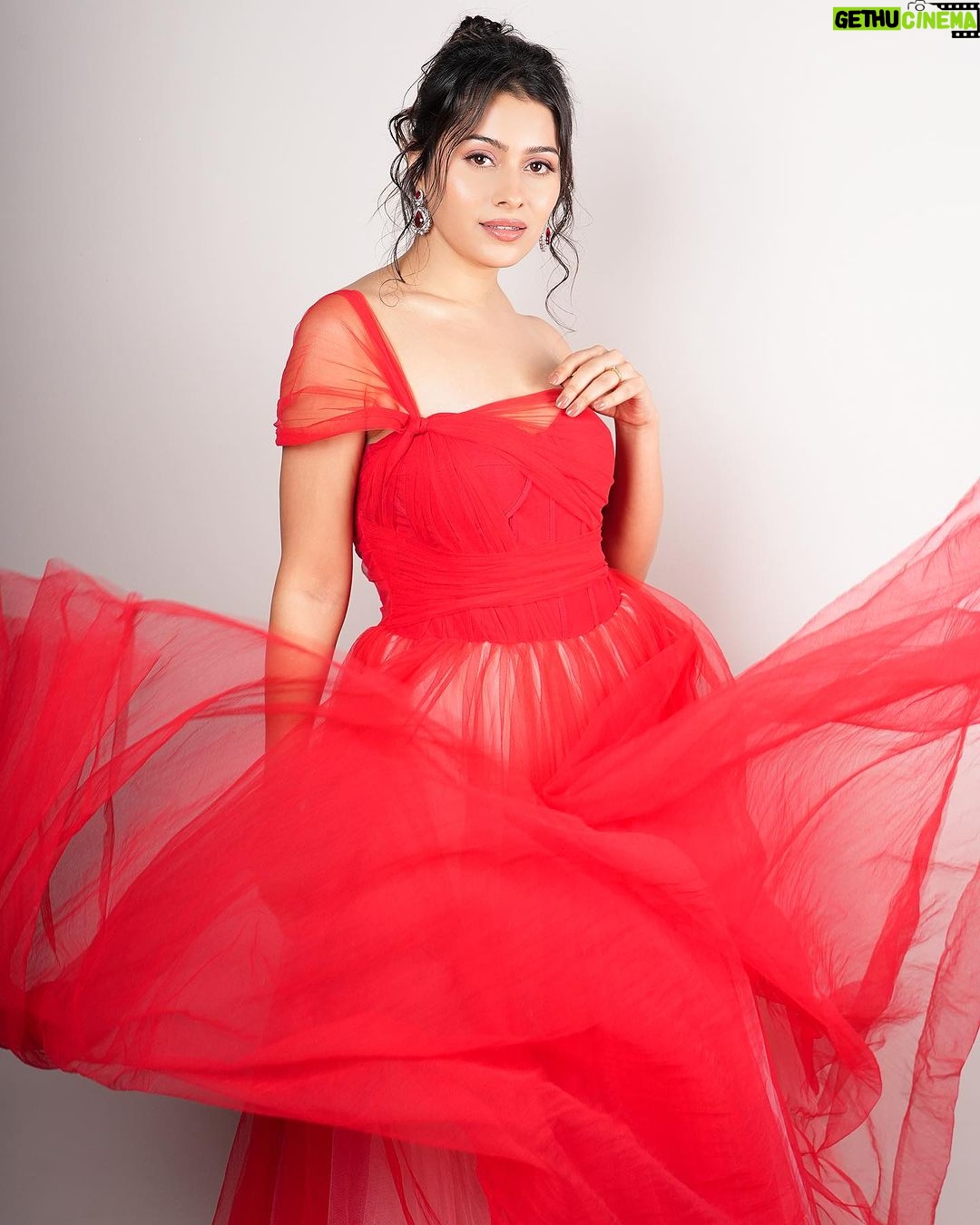 Aparna Dixit Instagram - For Lokmat most stylish awards 2023 ✨ . . Outfit @datetheramp Styled by @yourstylistforever Outfit PR @littlepuffsofhappiness Earrings @putstyle07 Makeup @smitartist Hair @nidhiiigada Clicked by @sagarfilms194 Studio @s3.mumbai