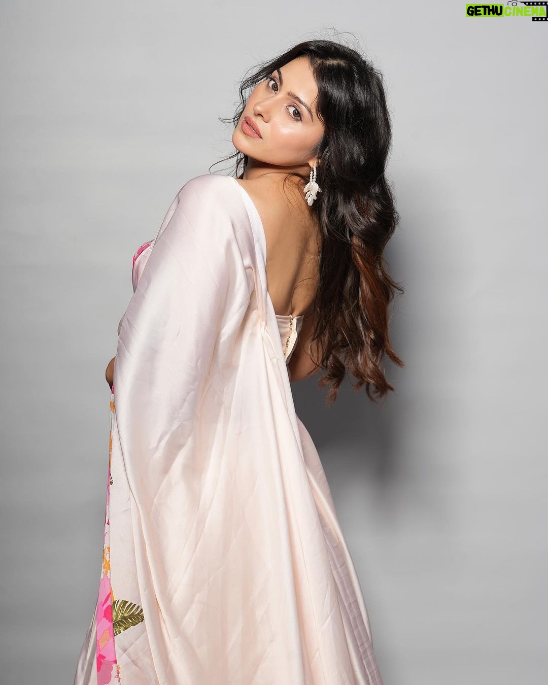 Aparna Dixit Instagram - 🌷 . . Wearing @the_adhya_designer Earrings @cherryblossoms.designs HMU @makeupstorybyroma Clicked by @sagarfilms194 Location @s3.mumbai