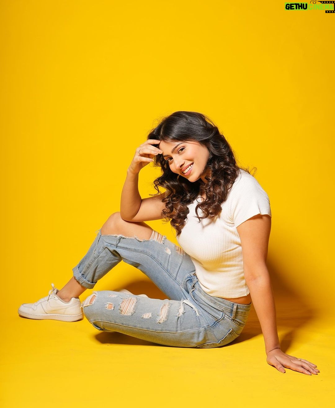 Aparna Dixit Instagram - Caption this! . . HMU @makeupstorybyroma Clicked by @sagarfilms194 Studio @s3.mumbai