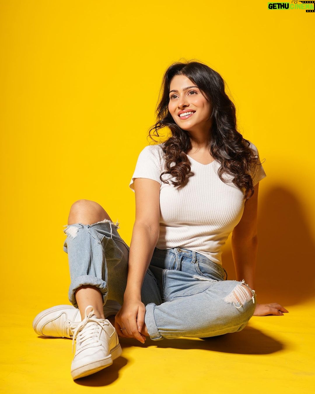 Aparna Dixit Instagram - Swipe to make me look at you 😋 . . Studio @s3.mumbai Clicked by @sagarfilms194 HMU @makeupstorybyroma S3 - Star Skills Studio